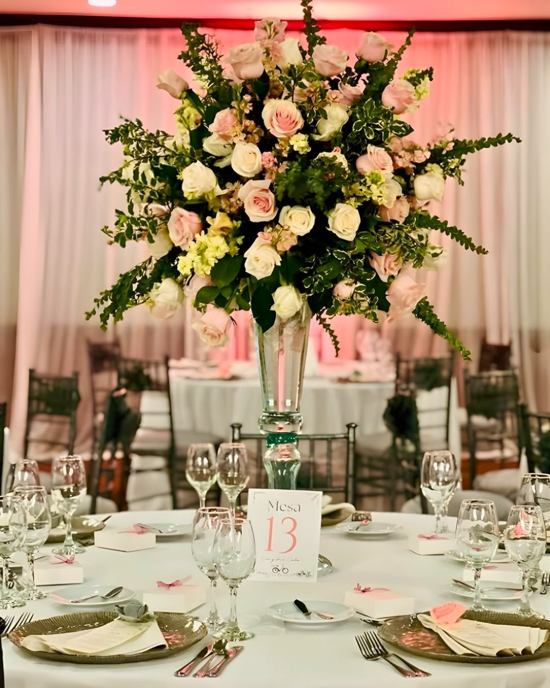 Arreglo rosas rojas florero dorado