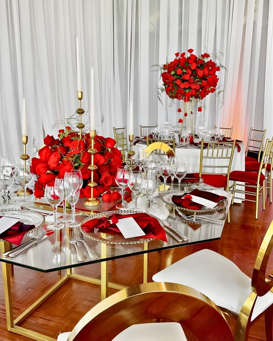 Centro de mesa rojo con velas