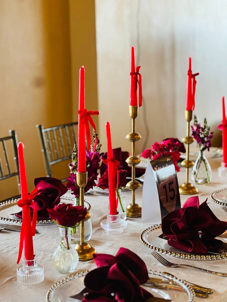 Detalle mesa evento borgoña