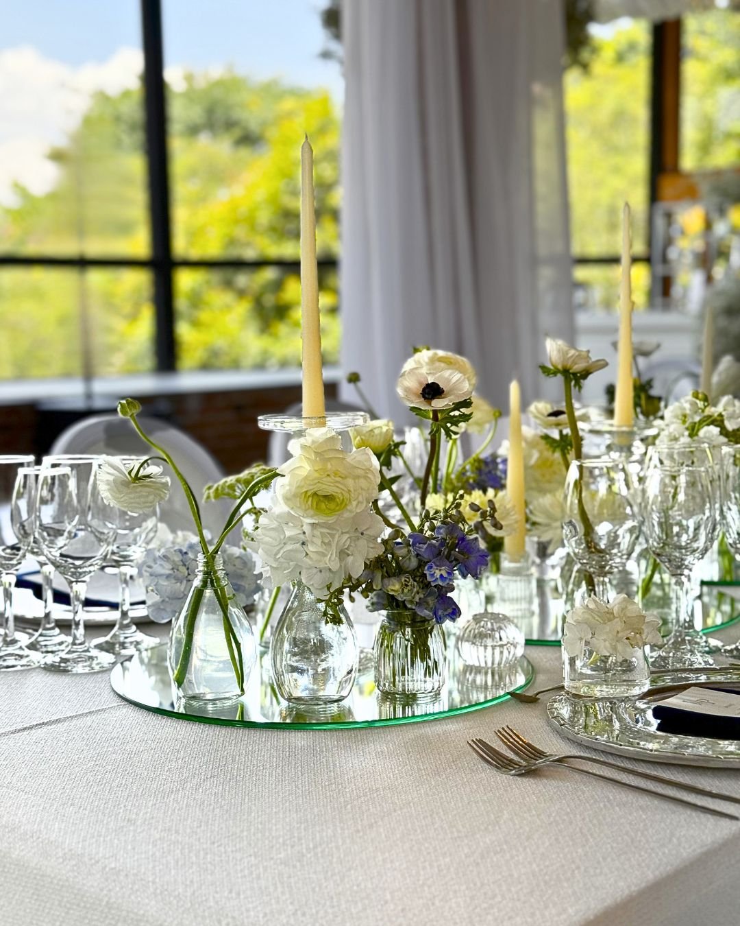 Centro floral con velas y cristal