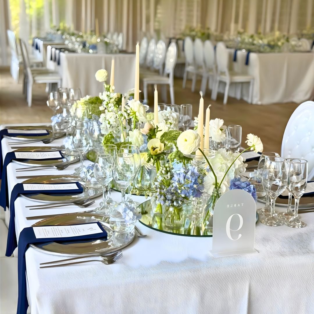 Mesa de boda azul y blanco Quito